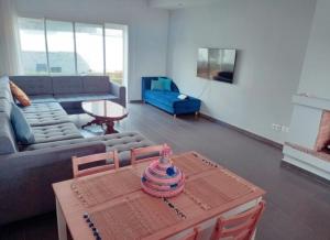 un soggiorno con divano e tavolo di Appartement luxueux et moderne à sidi Rehal a Dar Hamida