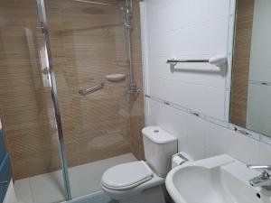 y baño con ducha, aseo y lavamanos. en Los Prados - HUCA Oviedo - Parking gratuito, en Oviedo