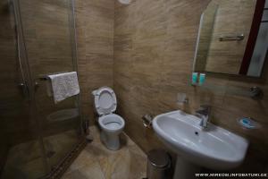 y baño con aseo, lavabo y ducha. en Hotel Mireosi, en Batumi