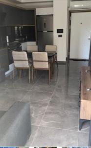 Zimmer mit einem Tisch und Stühlen sowie einer Küche in der Unterkunft Квартира в центрі Avssalar in Avsallar