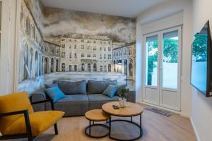 una sala de estar con un mural de pared de un edificio en Lusso Apartment with sea view, en Split