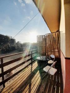 a balcony with two chairs and a view of the ocean at Aromas del Alba in San Clemente del Tuyú