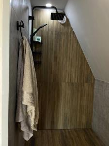 um chuveiro com toalhas penduradas numa parede em SweeDom A-Frame em Besqaynar