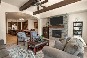 ein Wohnzimmer mit Couch und Kamin in der Unterkunft Lost Springs-Relax and Enjoy! in Washington