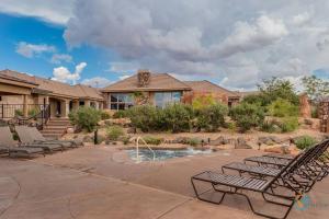 einen Hof mit Bänken und einem Pool in der Unterkunft Lost Springs-Relax and Enjoy! in Washington