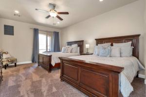 ein Schlafzimmer mit zwei Betten und einem Deckenventilator in der Unterkunft Lost Springs-Relax and Enjoy! in Washington + 38 Fotos