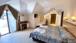 Felice Hotel في كيمير: غرفة في الفندق مع سرير ومكتب
