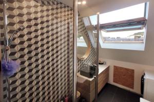 Un baño con ducha, lavabo y espejo. en Le Duplex, Vue Mer et Port, en Saint-Valéry-en-Caux 34 fotos más