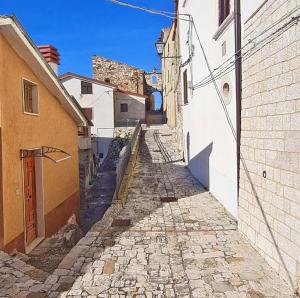 an alleyway in an old town with buildings at Casa vacanza Nonno Beppe in Bagnoli del Trigno