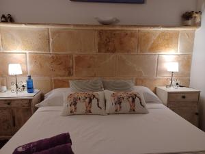 Un dormitorio con una cama con dos almohadas encima. en Casa en Ferreries, en Ferreries
