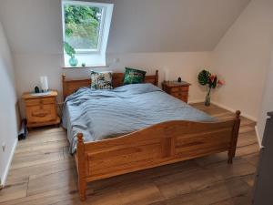 ein Schlafzimmer mit einem Holzbett und zwei Nachttischen in der Unterkunft Ferienwohnung am Thonhopsberg in Eimke