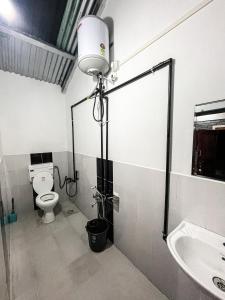 een badkamer met een toilet en een wastafel bij DA - SAN Stay in Shillong
