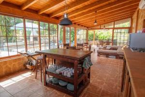 ein Wohnzimmer mit einem Tisch und einigen Fenstern in der Unterkunft Casa del fuego in Moya