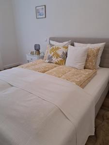 Een bed of bedden in een kamer bij Gábriel Apartman 2