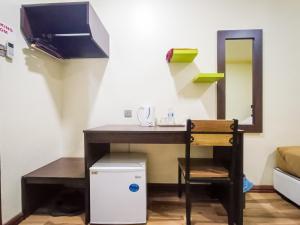 a bathroom with a vanity and a sink in a room at PAKA DALYLA HOTEL in Paka