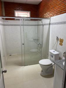 łazienka z kabiną prysznicową i toaletą w obiekcie Family Garden House at Tri An Lake, Đồng Nai w mieście Ðồng Sài