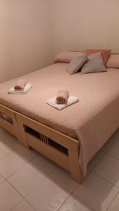 ein Bett mit zwei Handtüchern darüber in der Unterkunft Casa Lucia in Letojanni
