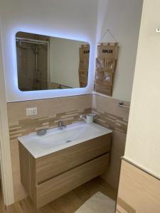 baño con lavabo y espejo grande en Corte Vettori, en Quarrata