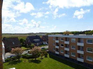 Luftblick auf ein Gebäude und Häuser in der Unterkunft Appartement 156 in Westerland