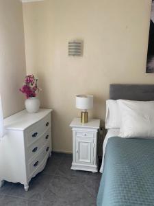 una camera con letto e comodino con lampada di Villa des palmiers a Saint-Saturnin-lès-Avignon