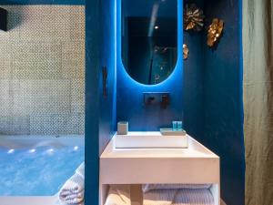 a bathroom with a sink and a tub at LOVE IN L'ISLE/SORGUE Le crépuscule in LʼIsle-sur-la-Sorgue +2 photos
