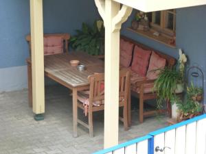 ein Tisch und Stühle und eine Couch in einem Haus in der Unterkunft Privatzimmer Rethaber in Ringsheim + 8 Fotos