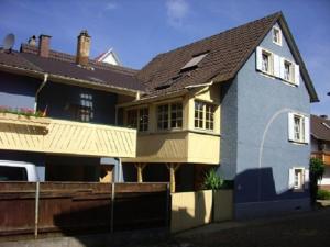 a blue house with a brown roof at Privatzimmer Rethaber in Ringsheim