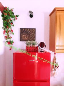 frigorifero rosso in cucina senza attrezzature di Ιno Skiathos a Città di Skiathos