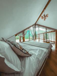Schlafzimmer mit einem Bett und einem großen Fenster in der Unterkunft Stuf by NorAtlas Heritage - Adults Only in Buzău
