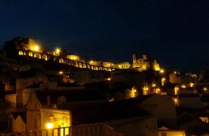 vista di una città di notte con luci di Basilicata Host to Host - Afrodite a Pisticci