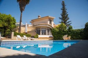 une maison avec une piscine en face d'une maison dans l'établissement Villa del Mamut, Padul Granada, à Padul