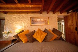 um quarto com uma cama com almofadas cor-de-laranja e castanha em High Paradise Farm em Thirsk
