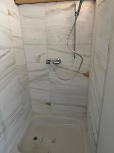 uma banheira na casa de banho com um chuveiro em Chalet SOLE em Bosco Gurin