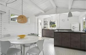 cocina blanca con mesa blanca y sillas en Gorgeous Home In Vordingborg With Wifi en Vordingborg