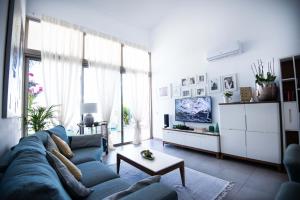 Televízia a/alebo spoločenská miestnosť v ubytovaní Villa Caleta Golf