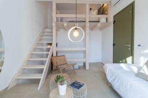 Cette chambre dispose de lits superposés et d'un canapé. dans l'établissement ALIRENE MYKONOS, à Panormos Mykonos