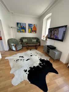 ein Wohnzimmer mit einem schwarzen und weißen Teppich in der Unterkunft Villa Clauss in Traben-Trarbach