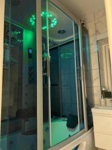 uma casa de banho com uma cabina de duche em vidro e uma banheira. em The Elegance em Chatteris