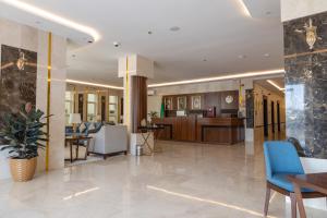 a lobby with a dining room and a kitchen at Ramz Al Diyafa 2 in Taif