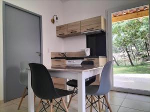 Kuchyň nebo kuchyňský kout v ubytování Le Val d'Ô - Gîte Drôme Provençale avec piscine