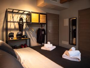 1 dormitorio con 1 cama con toallas en SLEEP 'N' RIDE Massa Marittima en Massa Marittima