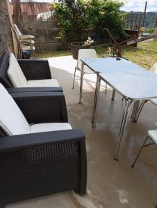 um par de mesas e cadeiras num pátio em Balcón san Lorenzo em Cristosende