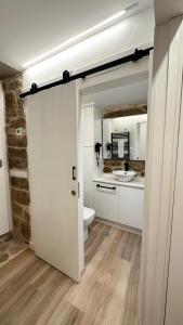 uma casa de banho branca com um WC e um lavatório em Celanova House em Celanova