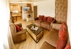soggiorno con divani e tavolo e soggiorno di LULU GAST HAUS a Ventspils