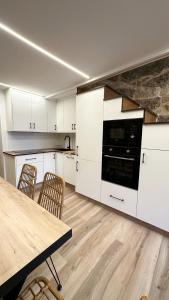 Kuchyň nebo kuchyňský kout v ubytování Celanova House
