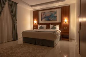 a bedroom with a large bed in a room at Ramz Al Diyafa 2 in Taif