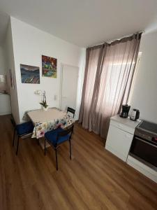 ein Wohnzimmer mit einem Tisch und einer Küche in der Unterkunft Apartment in Frankfurt am Main