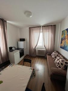 un soggiorno con divano e tavolo di Apartment a Francoforte sul Meno