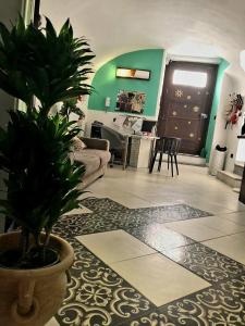 sala de estar con sofá y maceta en B&B Ai Tintori, en Palermo