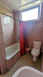 uma casa de banho com um WC, uma banheira e um lavatório. em Kakheti Apartment em Dedoplis Tskaro